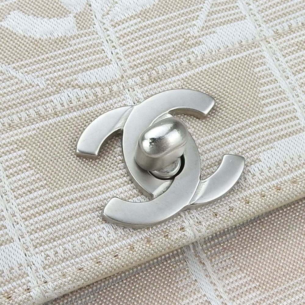 CHANEL Cream Shoulder Bag - Picture 4 of 9